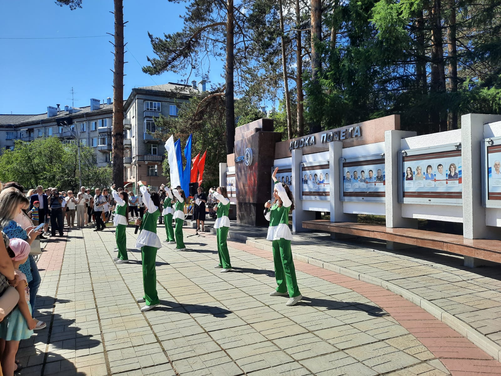 В Северске в День России в торжественной обстановке открыли обновленную  Доску Почета | 14.06.2022 | Северск - БезФормата